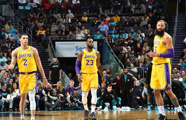  詹姆斯准三双，湖人险胜国王止连败  