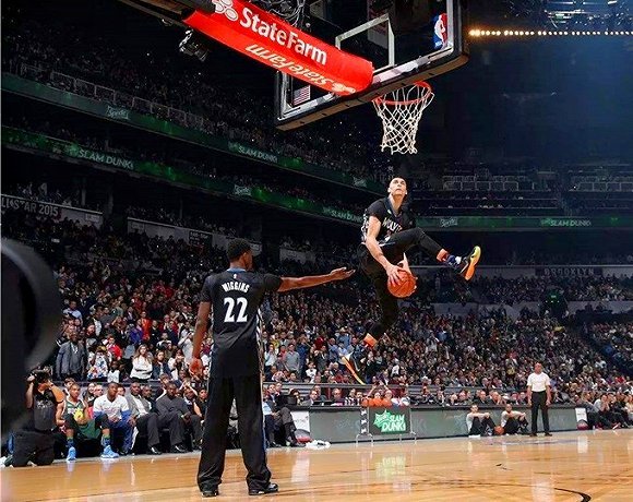  拉文扣篮大赛级表演，公牛主场击败黄蜂